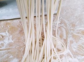 用圆成的齿轮压出喜欢的面条。