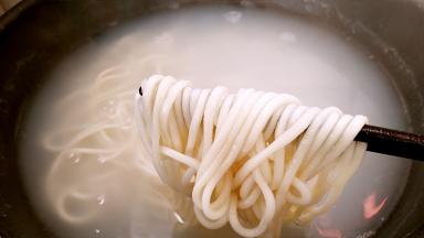 锅中注水烧开，放入面条煮至有白心阶段。