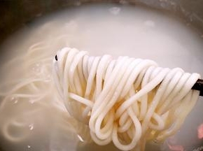 锅中注水烧开，放入面条煮至有白心阶段。