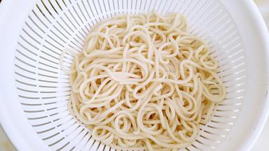 再用筛子过略掉多余的水分，备用。