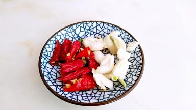 大蒜拍开，辣椒切段。