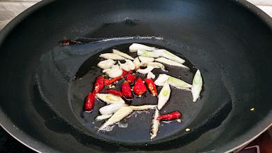 锅中放油烧热，放入葱白，辣椒，大蒜炝锅出味。