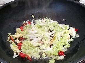 倒入白菜翻炒几下。