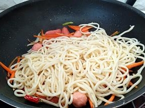 倒入面条翻炒一下。