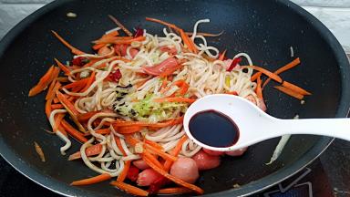 淋入料汁中火翻炒。