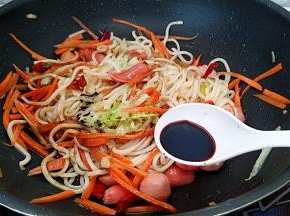 淋入料汁中火翻炒。