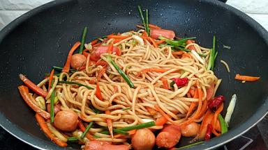 中火翻炒至料汁吸收即可出锅。