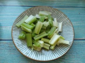 芹菜切段