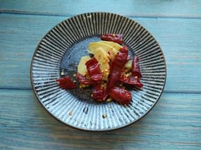 干红椒掰段，姜切片