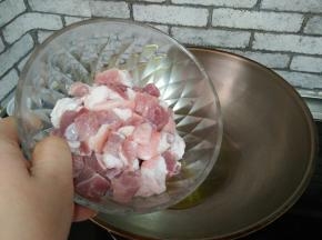 油热，加入肘子肉翻炒至颜色变白