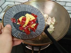 加入姜片和干红椒