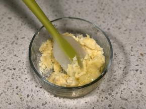 用刮刀翻拌均匀，倒入20g蛋清，继续翻拌均匀