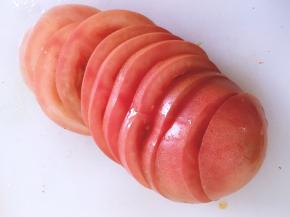 将西红柿洗净后切成薄片