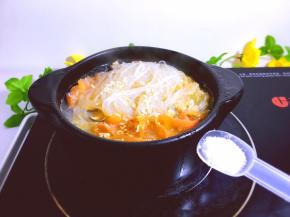 放入一勺盐调味