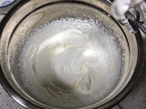 淡奶油加10g细砂糖打发至8分发