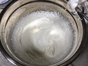 淡奶油加10g细砂糖打发至8分发