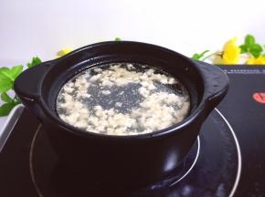 将猪肉末放入炖锅中