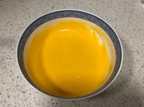 用打蛋器手动来回划z字混合均匀面糊