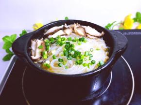 将香葱洗净后切碎放入