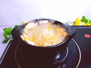 当西红柿煮烂时加入粉丝