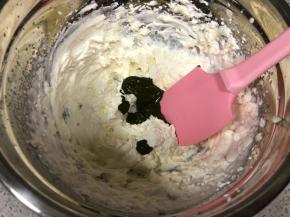 把5g抹茶粉和14g热水混合调匀，放凉后倒入奶油和奶酪中