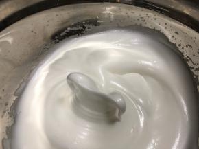 打发到直至提起打蛋器头有弯钩即可