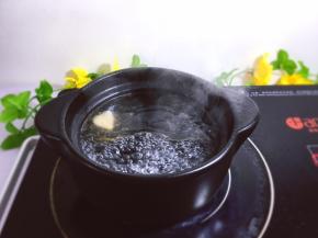准备一个砂锅炖锅，里面放水，烧开，加入一勺猪油