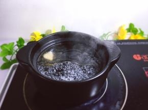 准备一个砂锅炖锅，里面放水，烧开，加入一勺猪油