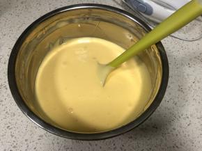 把翻拌均匀的蛋糕糊倒入剩下的一份蛋白霜里，翻拌均匀