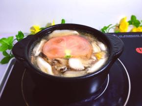 将西红柿片放入锅中