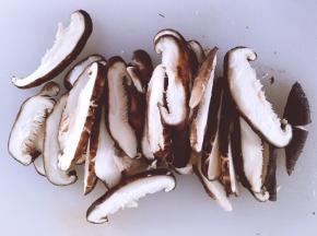 将香菇洗净后切成薄片