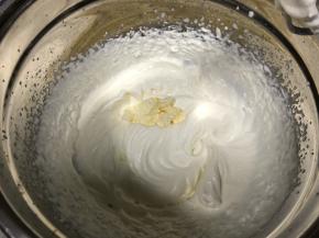 分两次加入提前软化好的奶油奶酪，每一次都要打发混合均匀