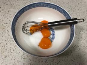 【蛋糕卷】鸡蛋分离蛋黄和蛋清，蛋黄内倒入20g细砂糖，搅打均匀