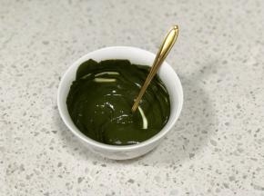 黄油霜制作：10g抹茶粉加入28g热水调匀备用