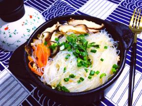 将香菜洗净，放一点点