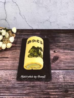 从远离青蛙图案的那一侧开始卷起，放冰箱冷藏2小时以上口感更佳