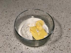 提前软化好黄油，倒入20g糖粉，筛入20g低筋面粉