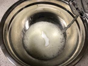 蛋清内先滴入柠檬汁，电动打蛋器低速打发至蛋清泡沫粗糙，加入1/3的细砂糖，继续中高速打发，打发至泡沫细腻再倒入1/3的细砂糖，直到蛋白霜纹理明显，倒入剩下的细砂糖，继续打发