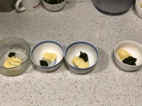 把黄油糊平均分为4份，每一份分别加入2g抹茶酱、4g抹茶酱、8g抹茶酱、16g抹茶酱，把抹茶黄油糊搅拌均匀