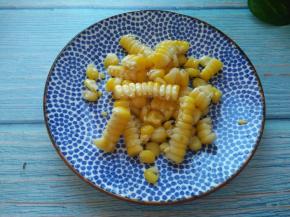 玉米蒸熟，掰小粒