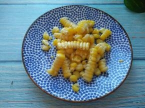玉米蒸熟，掰小粒