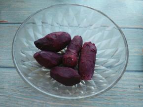 紫薯蒸熟，去皮