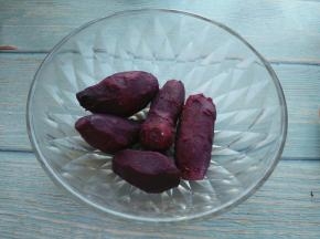 紫薯蒸熟，去皮