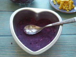 模具里先放一半紫薯泥，按实