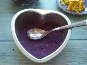 模具里先放一半紫薯泥，按实