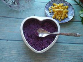 再放一层紫薯泥，压实