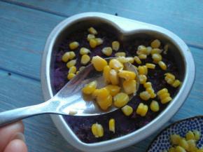 再撒玉米粒，脱模即可