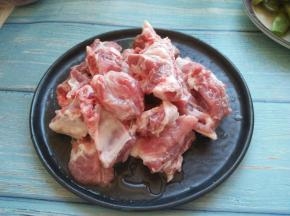 排骨用水浸泡一个小时，中间多换几次水。