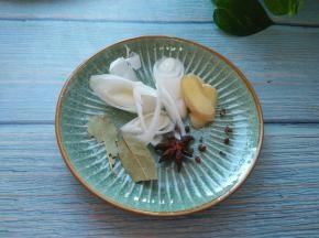 准备葱花姜片香叶花椒八角。