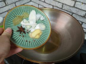 油热下葱姜花椒八角香叶炒香。